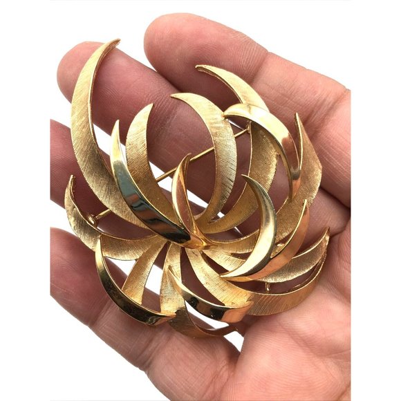 Vintage TRIFARI  Brooch Polished and Textured Floral Spray Goldtone Brooch - Picture 7 of 8